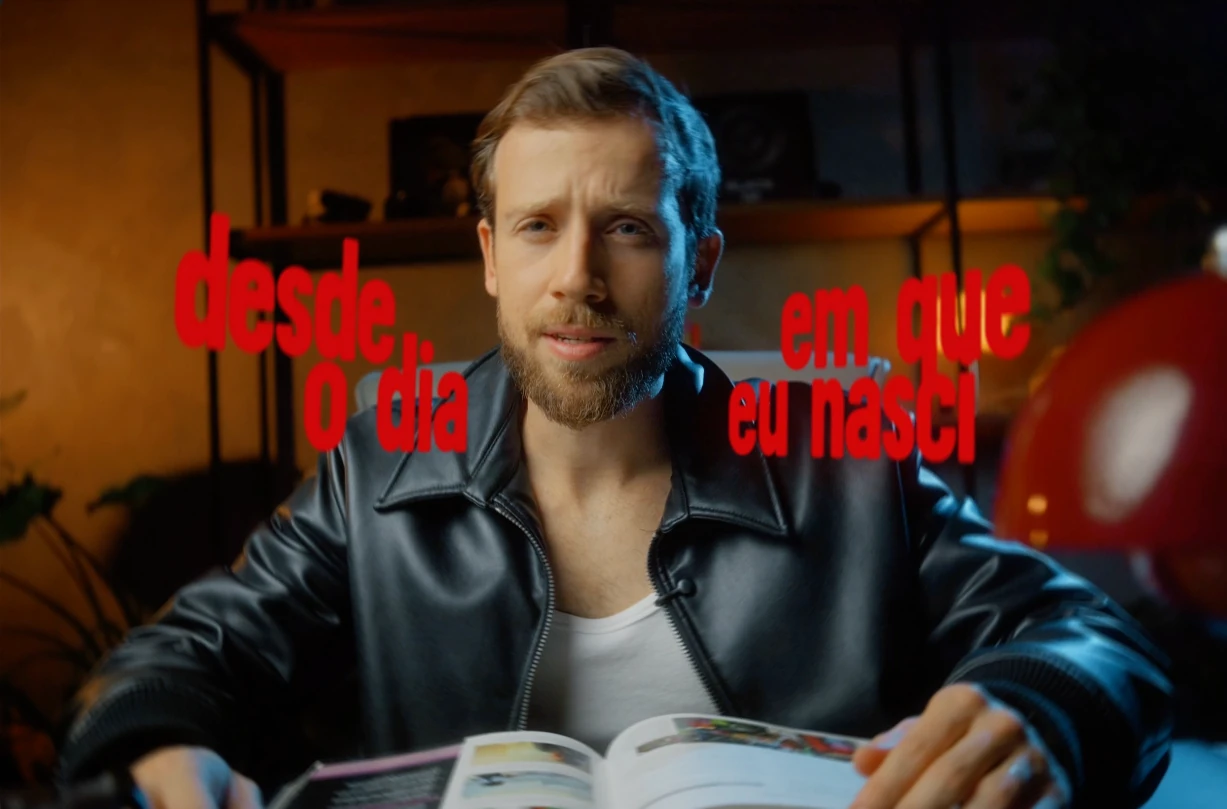 Bruno à mesa com tipografia vermelha integrada ao cenário